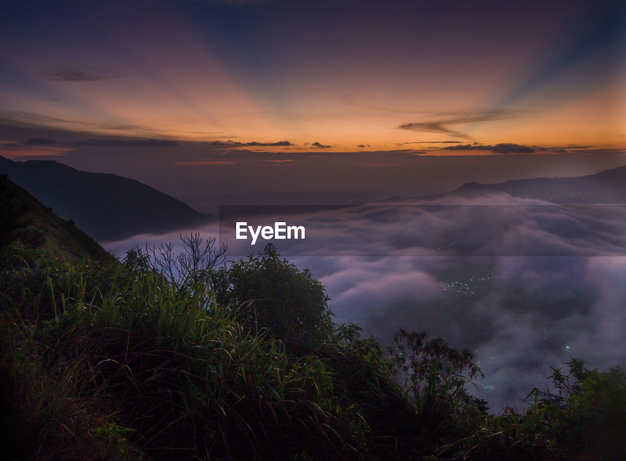 SCENIC VIEW OF DRAMATIC SKY OVER LANDSCAPE