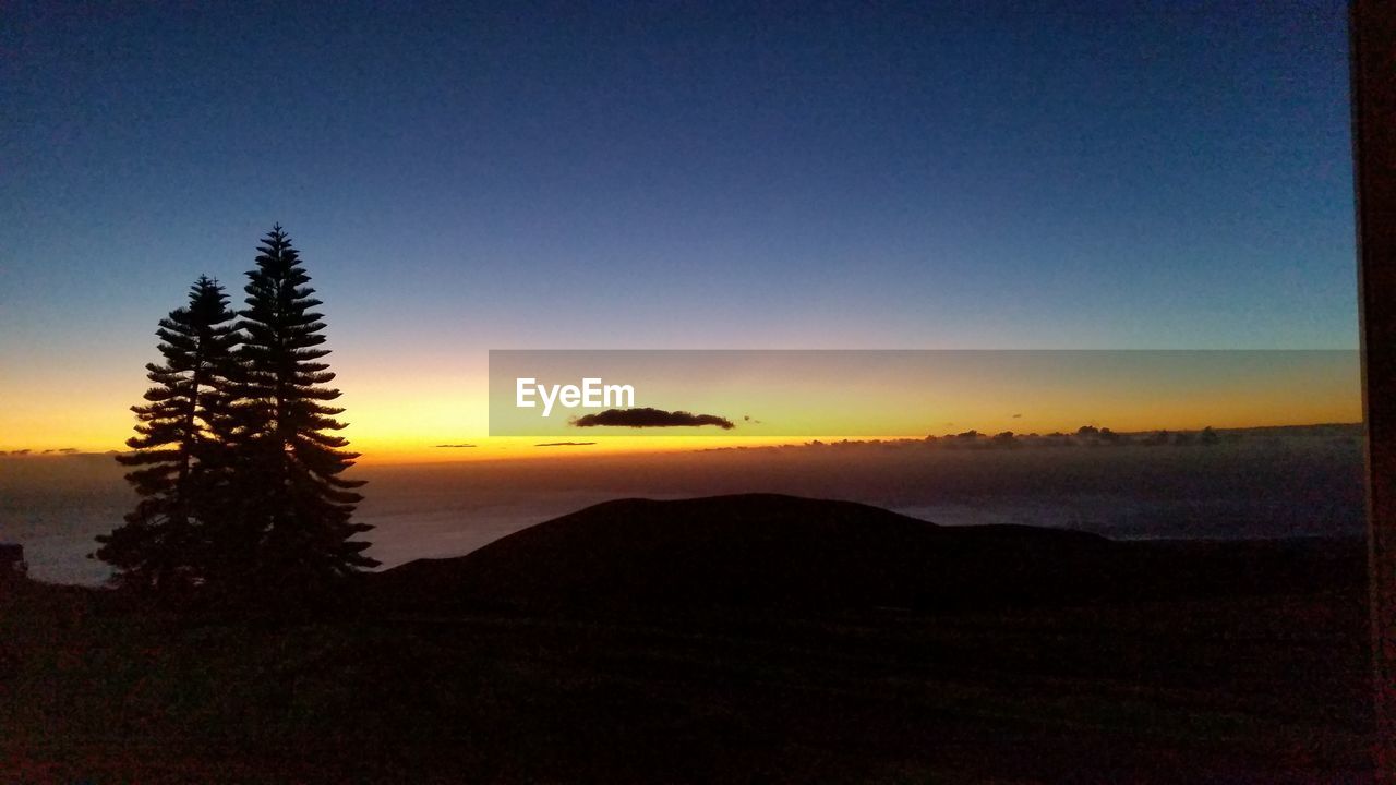 SCENIC VIEW OF SILHOUETTE MOUNTAINS AGAINST SKY