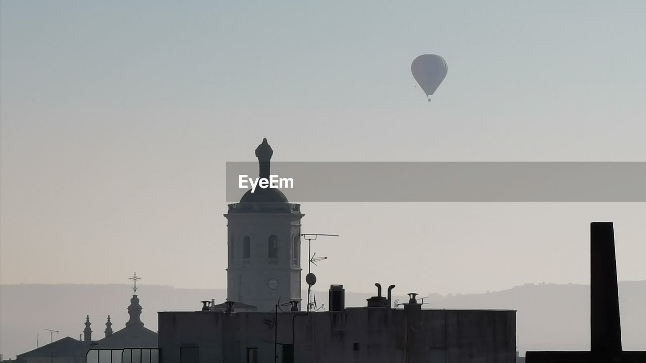 SILHOUETTE BUILDINGS AGAINST CLEAR SKY