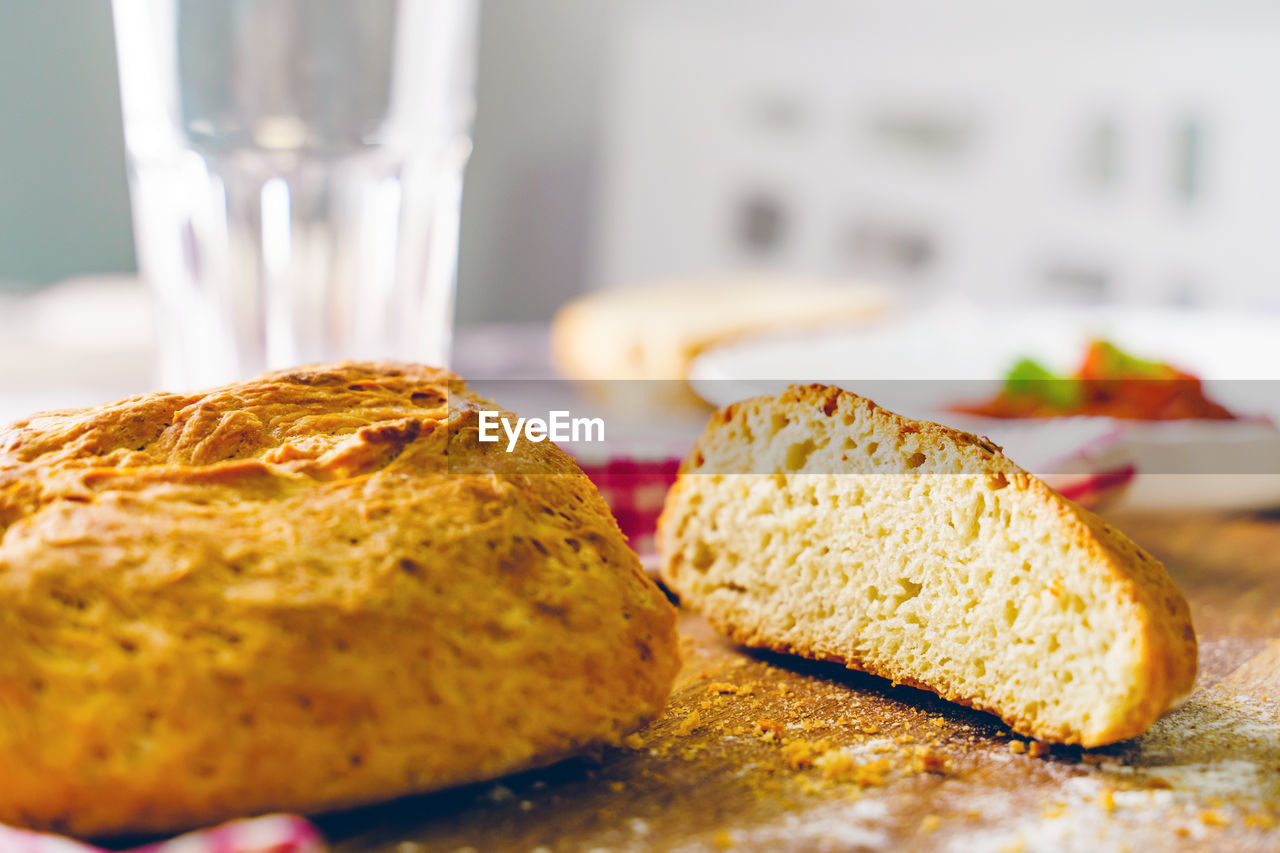 CLOSE-UP OF BREAD IN PLATE