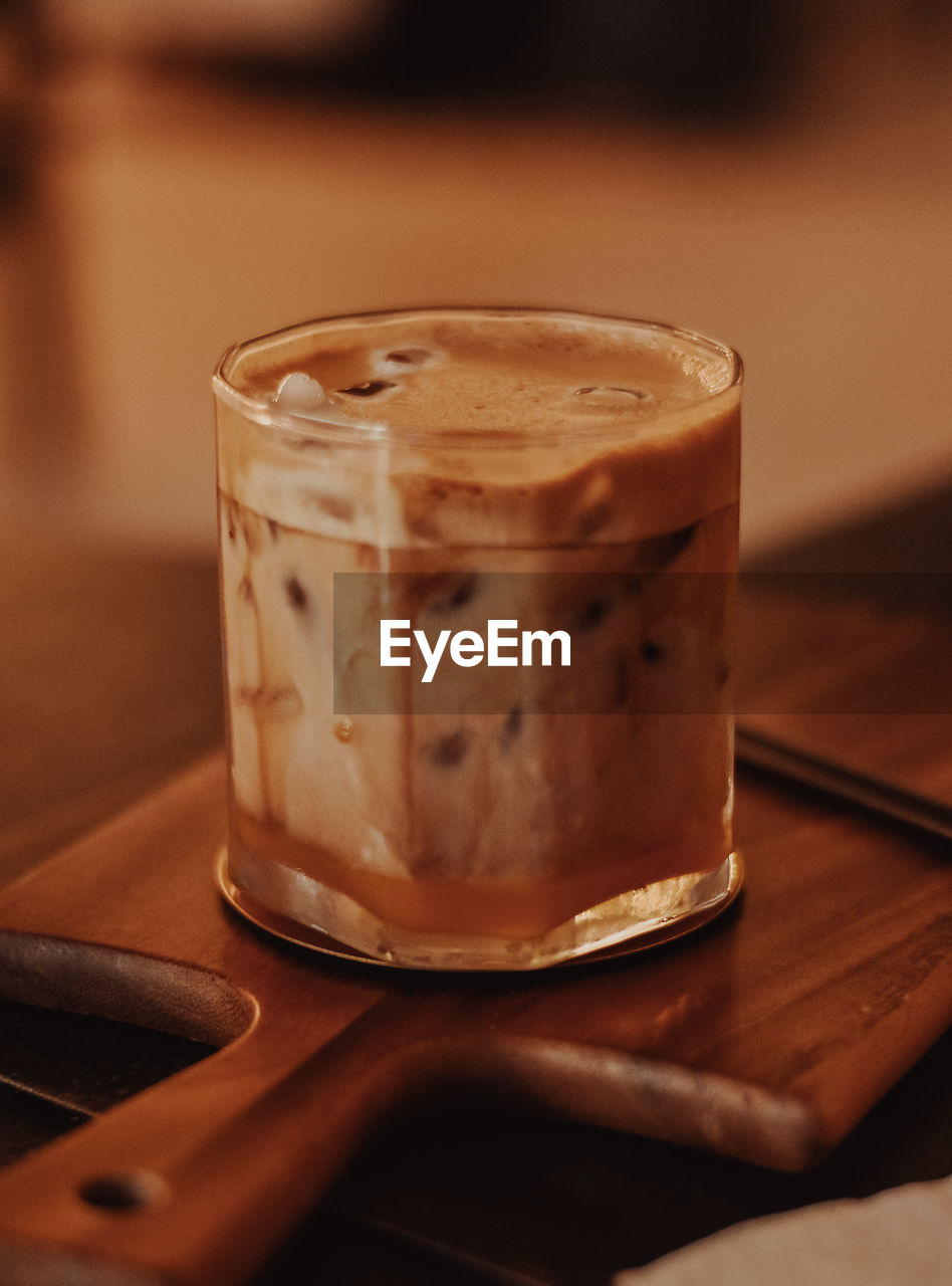 CLOSE-UP OF COFFEE IN CUP ON TABLE
