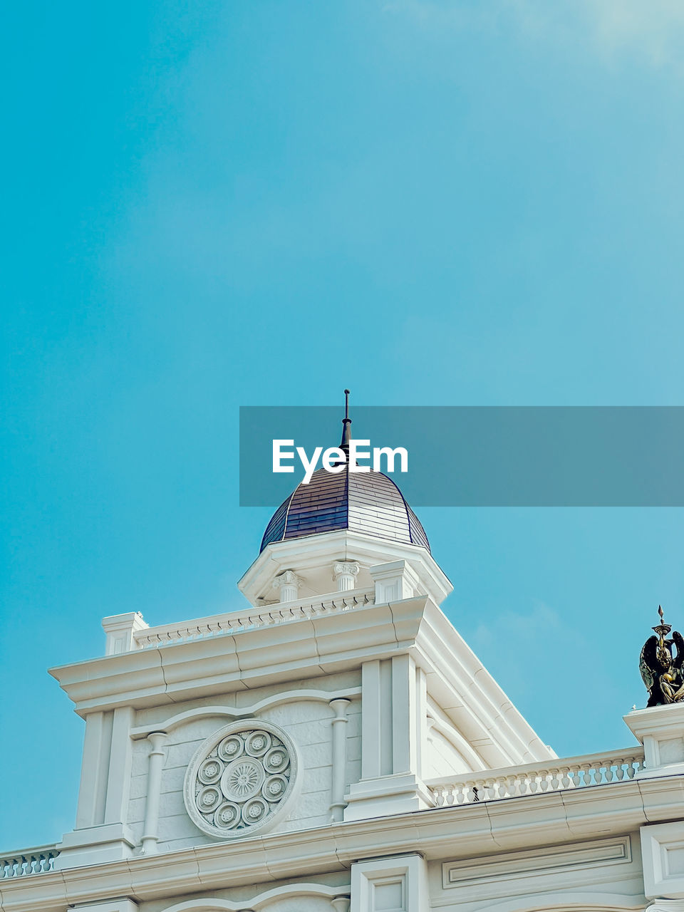 architecture, built structure, building exterior, sky, blue, dome, travel destinations, landmark, no people, low angle view, nature, building, religion, day, place of worship, belief, the past, history, travel, government, clear sky, outdoors, copy space, city, spirituality, tower, sunny, clock, tourism