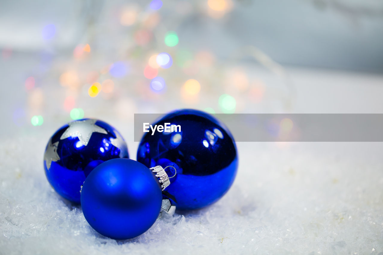 CLOSE-UP OF MULTI COLORED BALL ON TABLE