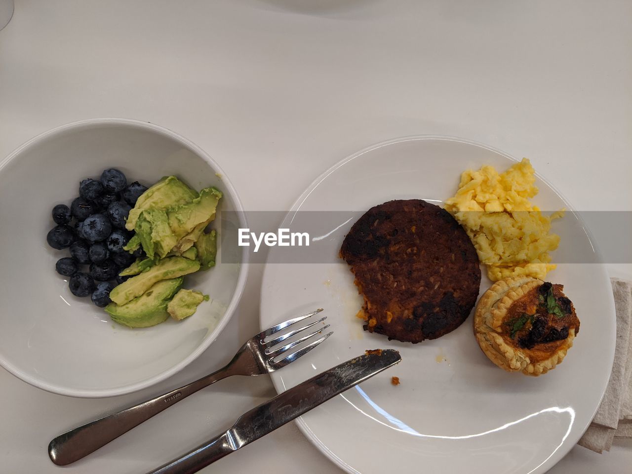 HIGH ANGLE VIEW OF FOOD IN PLATE