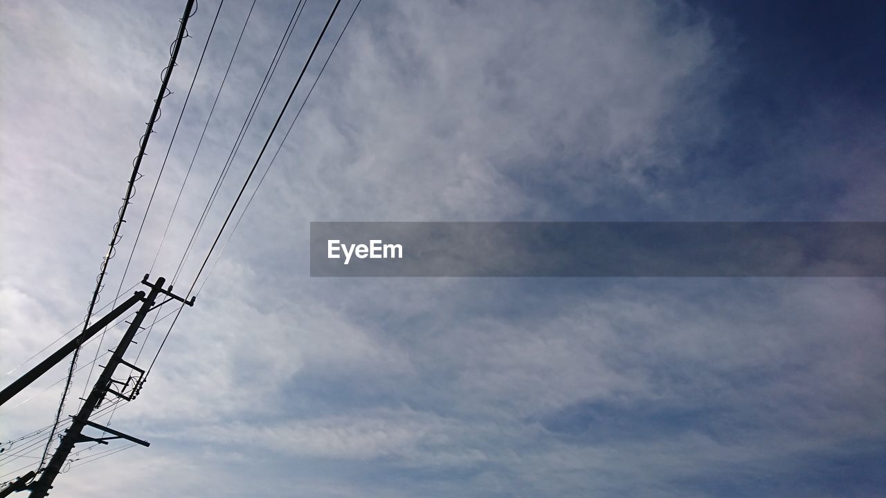 LOW ANGLE VIEW OF CRANE AGAINST SKY