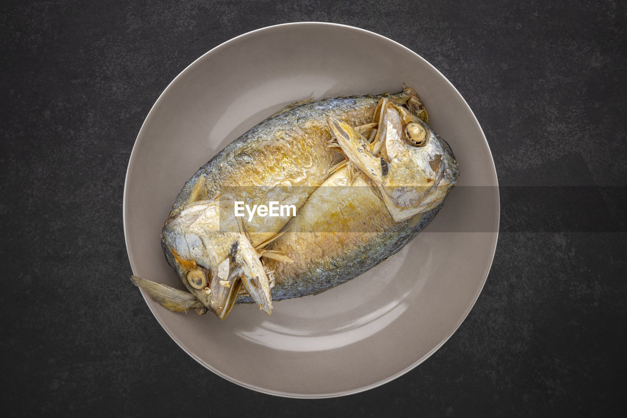 HIGH ANGLE VIEW OF FISH SERVED IN PLATE