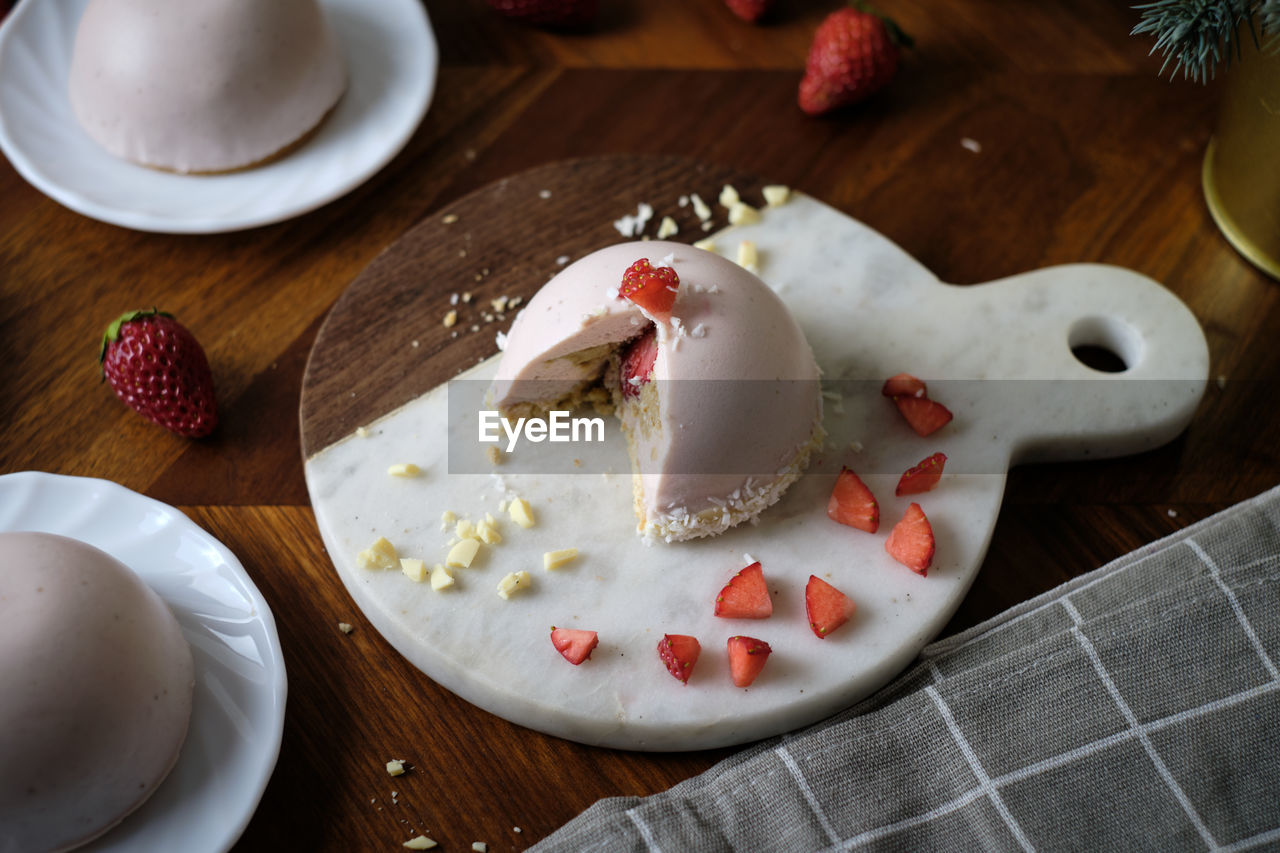 HIGH ANGLE VIEW OF DESSERT ON TABLE