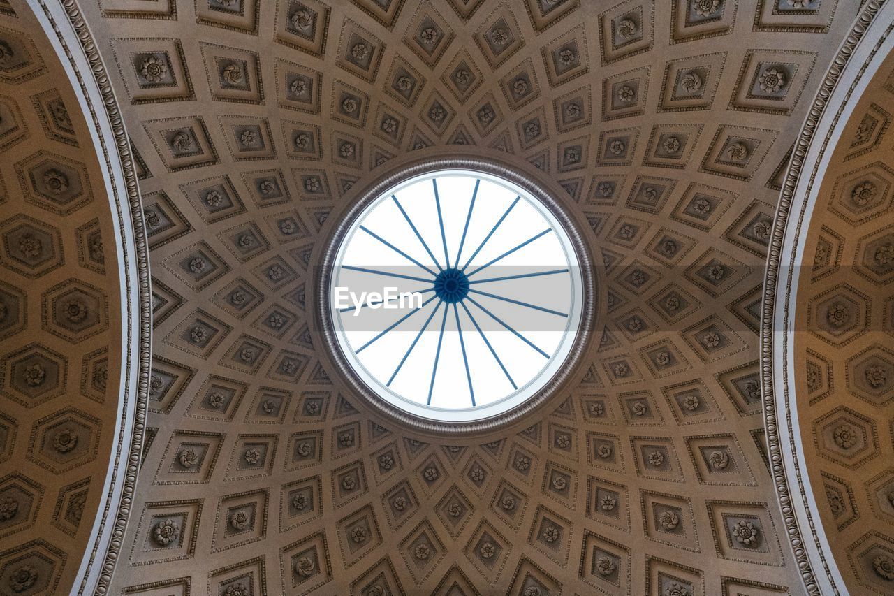 LOW ANGLE VIEW OF BUILDING CEILING