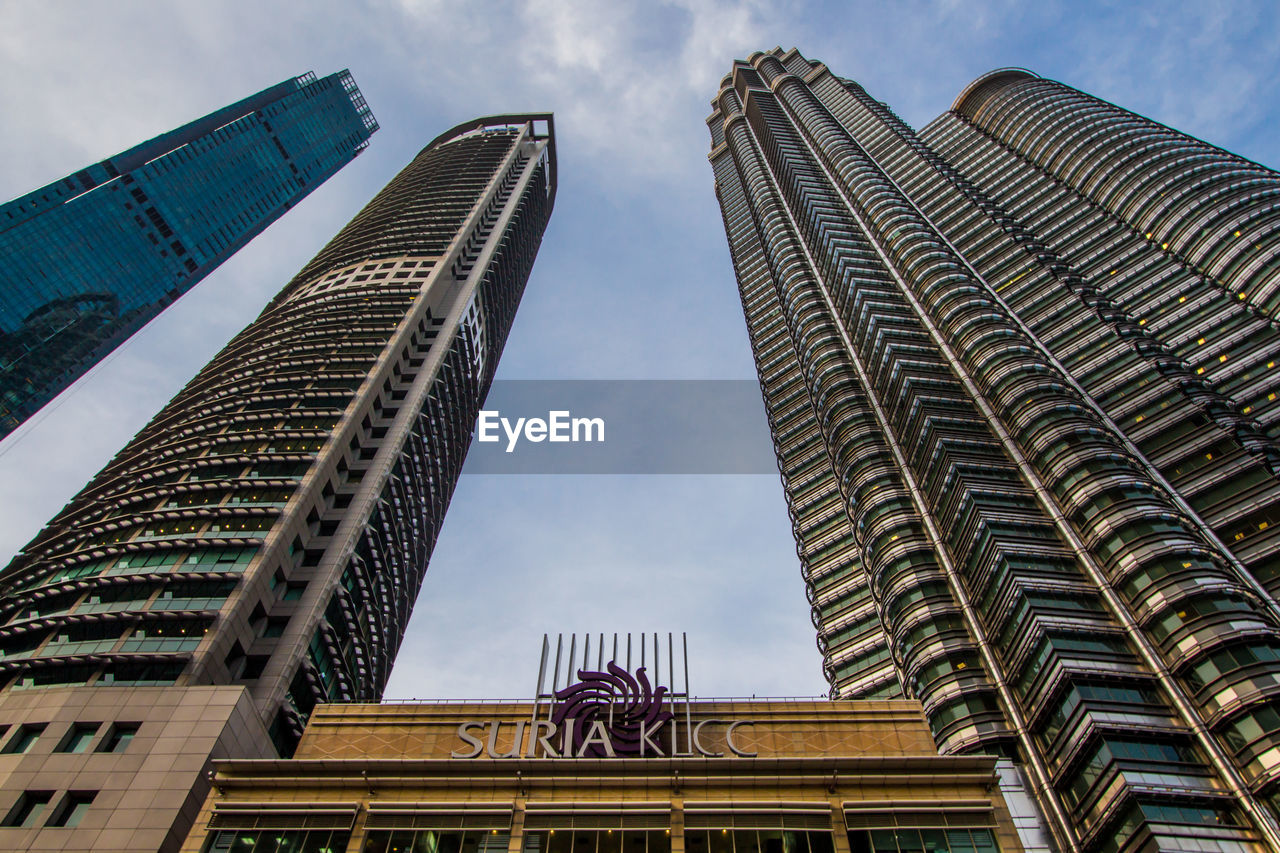 LOW ANGLE VIEW OF MODERN BUILDING AGAINST SKY