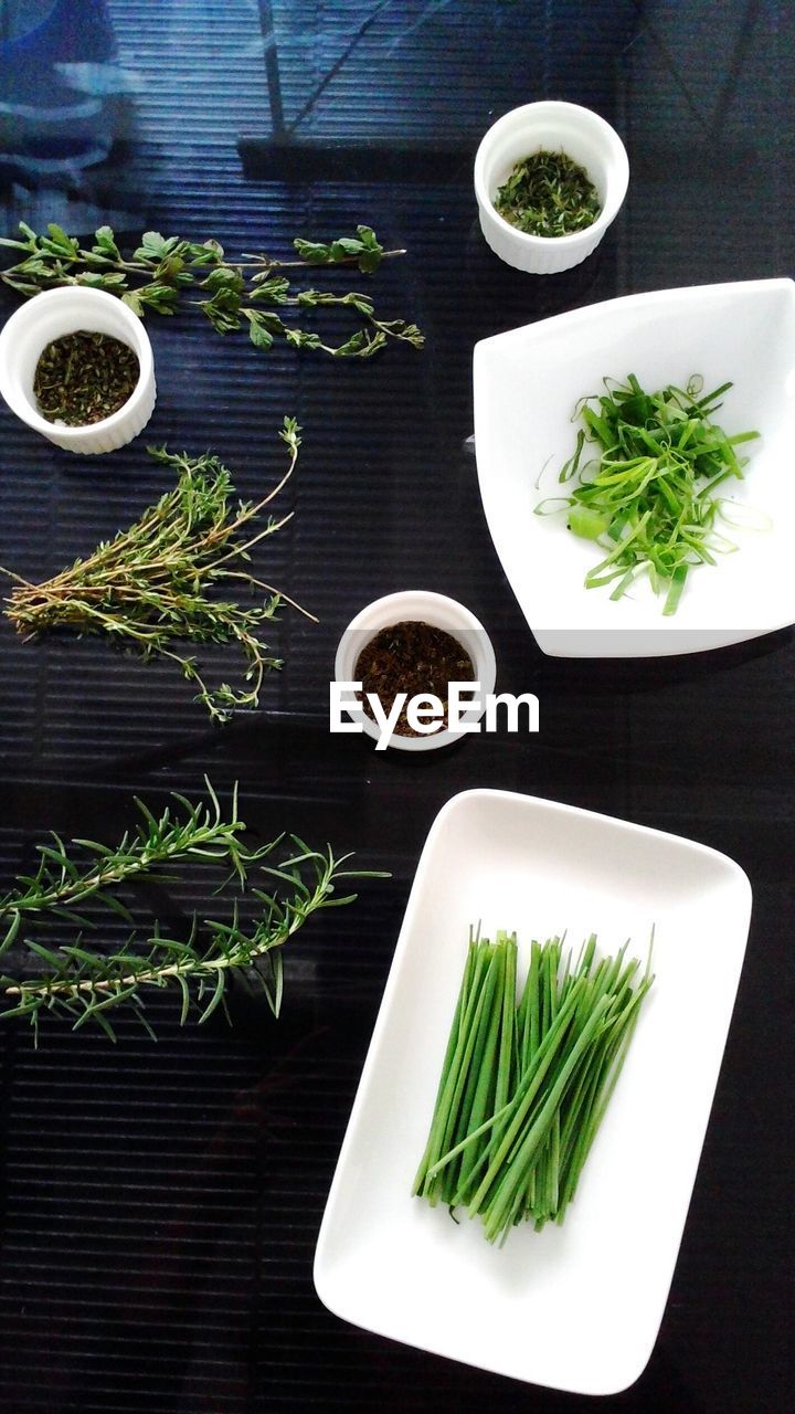 HIGH ANGLE VIEW OF VEGETABLES ON PLATE