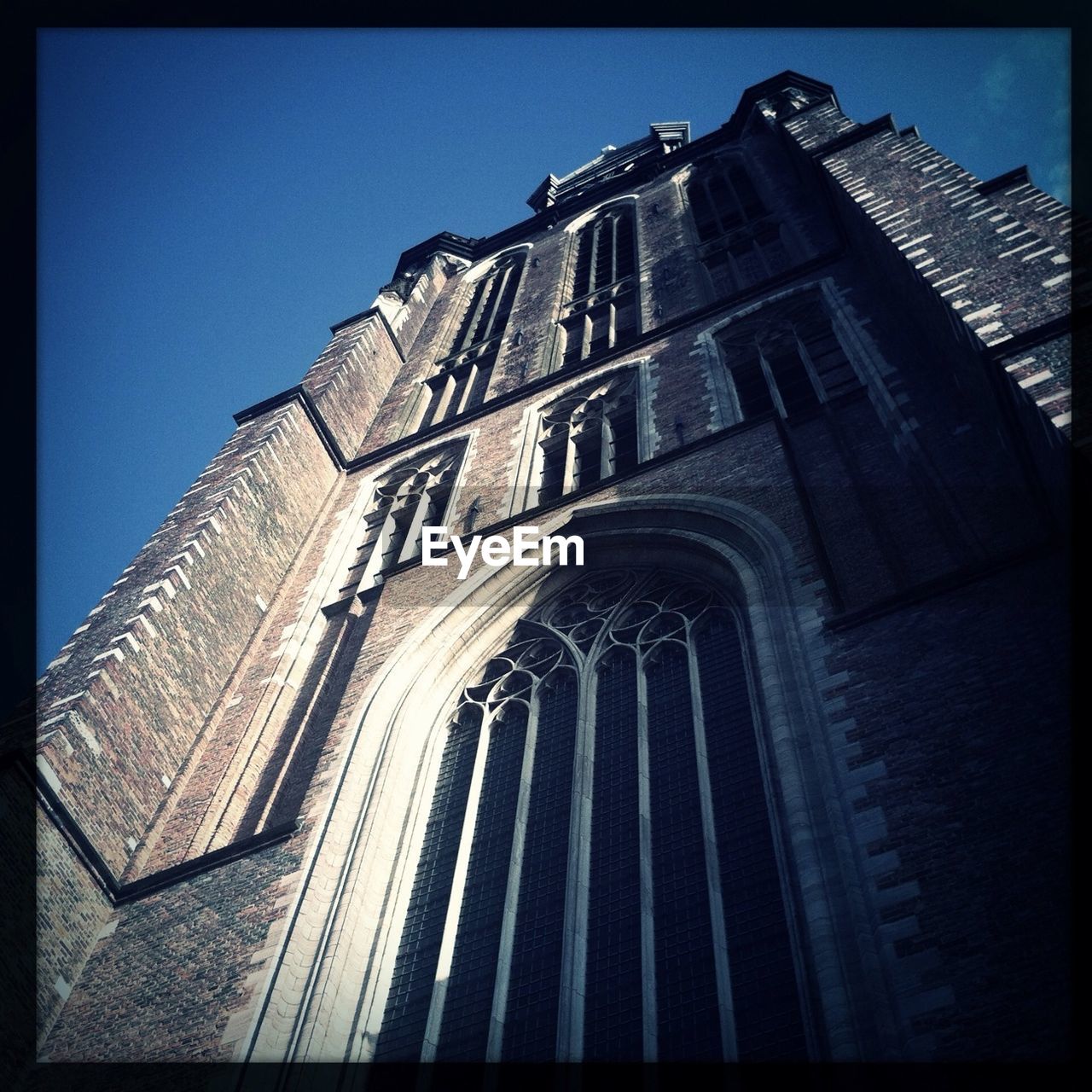 LOW ANGLE VIEW OF BUILT STRUCTURE AGAINST SKY