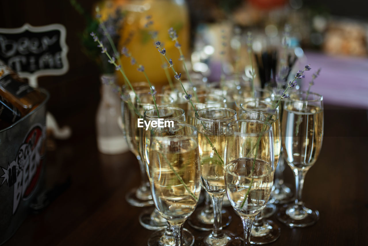 CLOSE-UP OF WINE IN GLASS