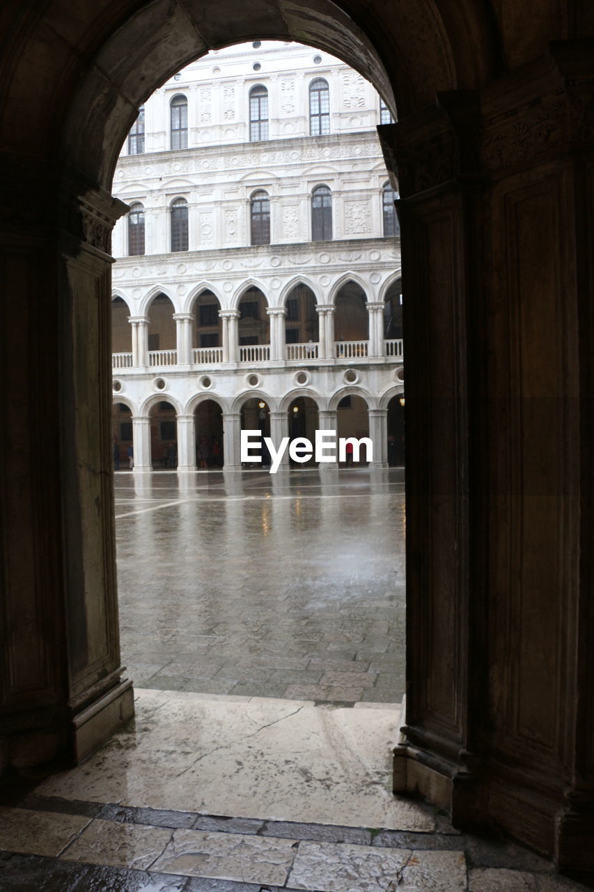 VIEW OF BUILDING INTERIOR WITH COLUMNS