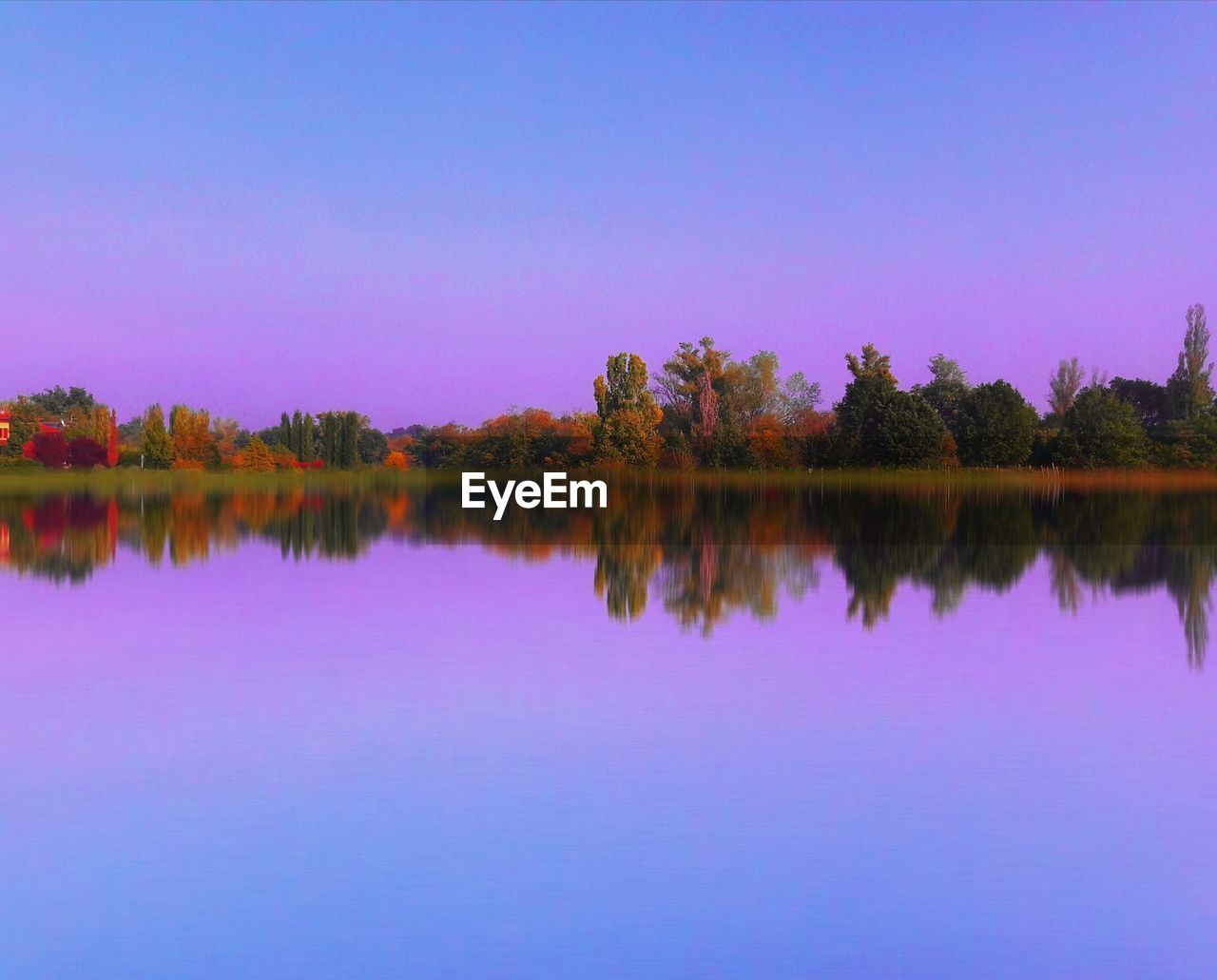 SCENIC VIEW OF LAKE AGAINST BLUE SKY DURING AUTUMN