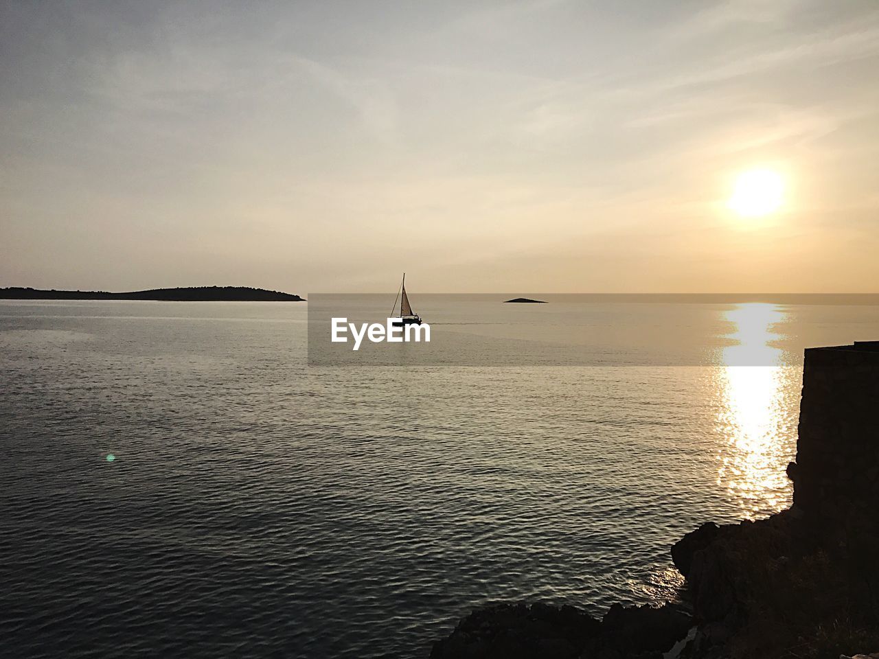 SCENIC VIEW OF SEA AGAINST SUNSET SKY