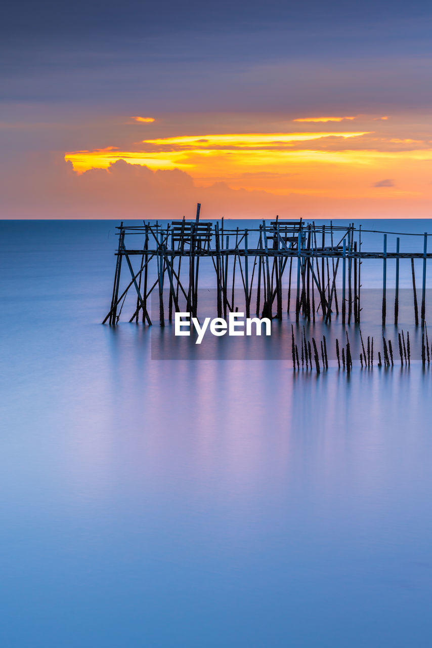 SCENIC VIEW OF SEA AGAINST SKY AT SUNSET