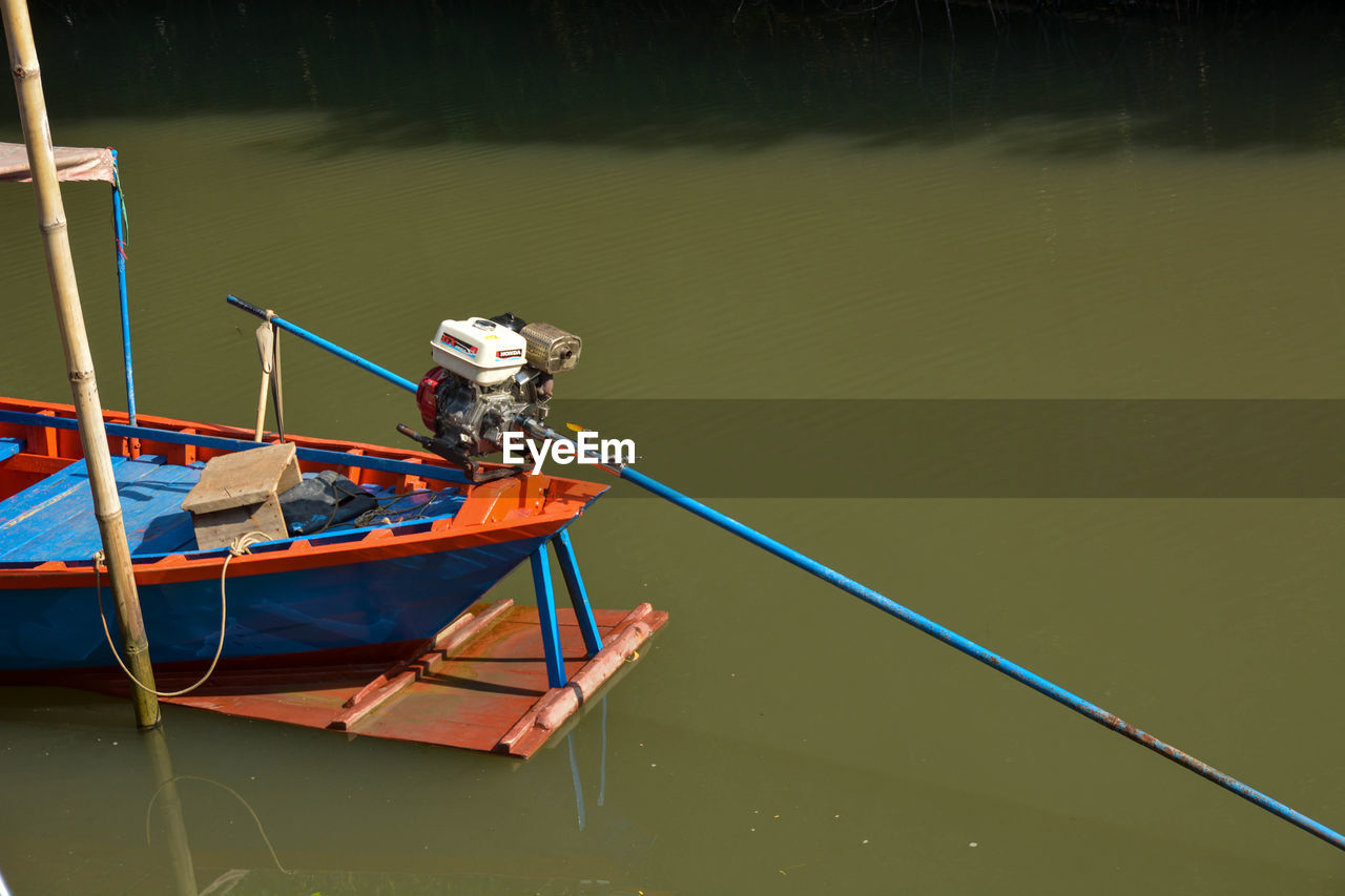 HIGH ANGLE VIEW OF BOAT IN LAKE