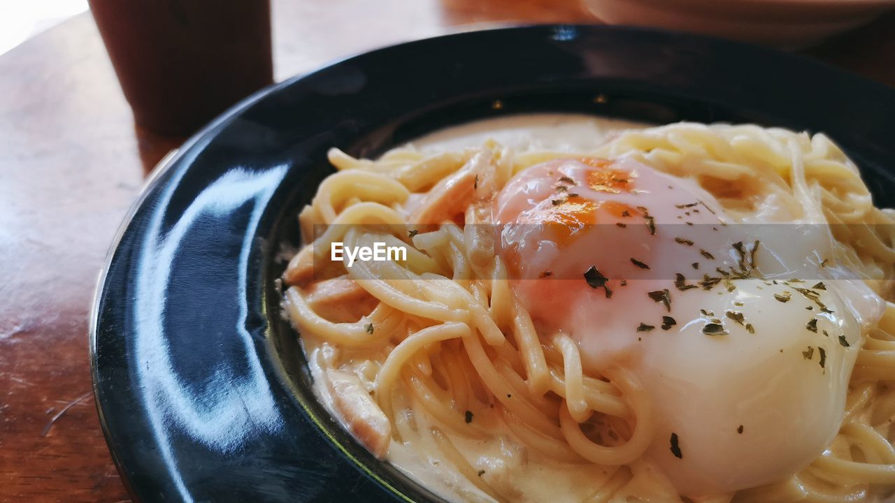 HIGH ANGLE VIEW OF PASTA IN BOWL