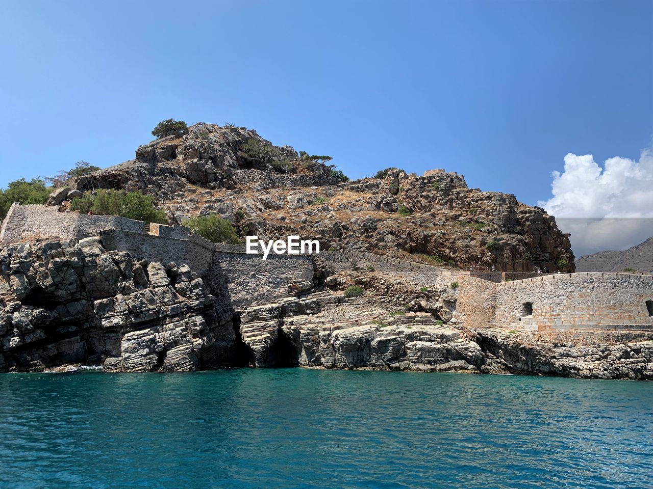 SCENIC VIEW OF SEA AGAINST ROCKS