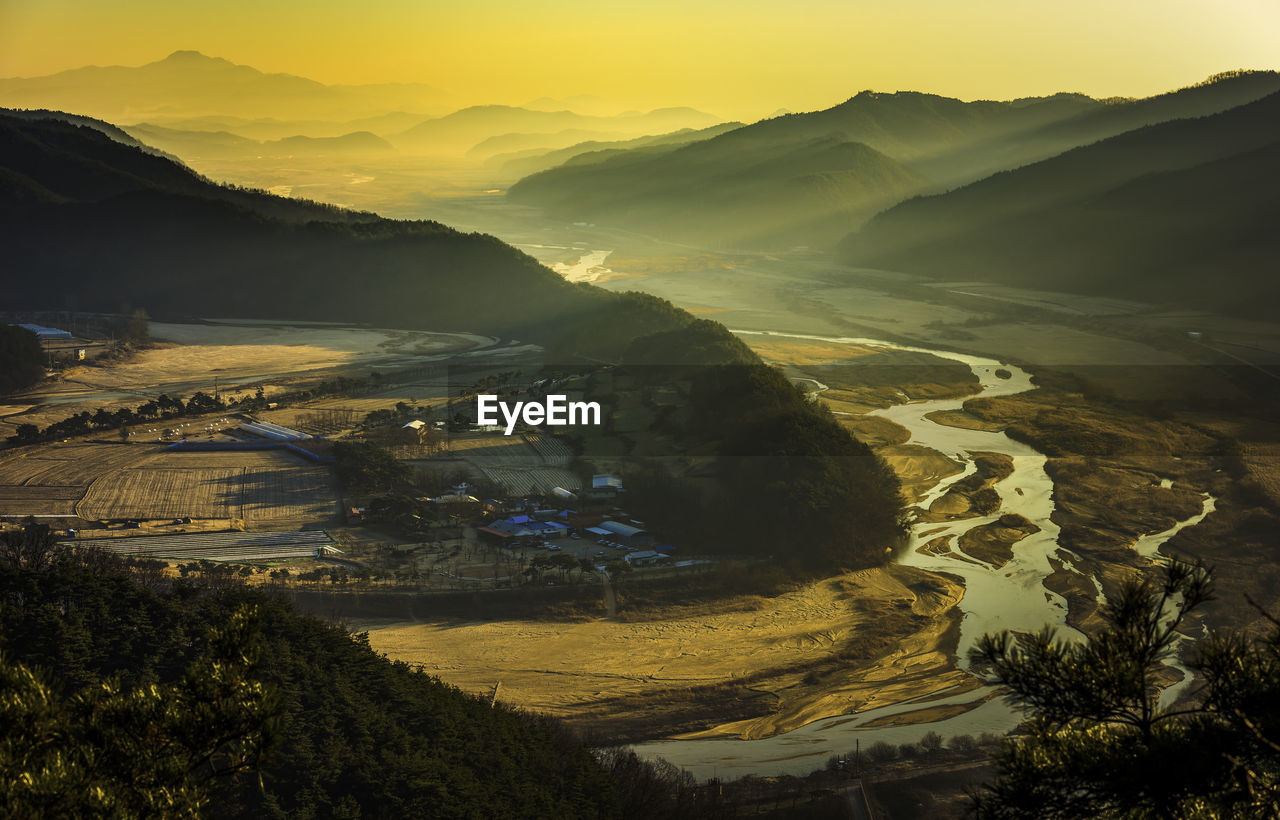 Sunrise at hoeryongpo river bend in south korea
