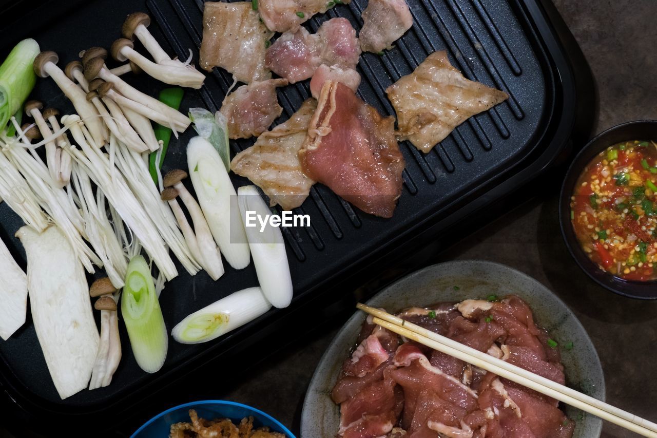 DIRECTLY ABOVE SHOT OF FOOD SERVED ON PLATE