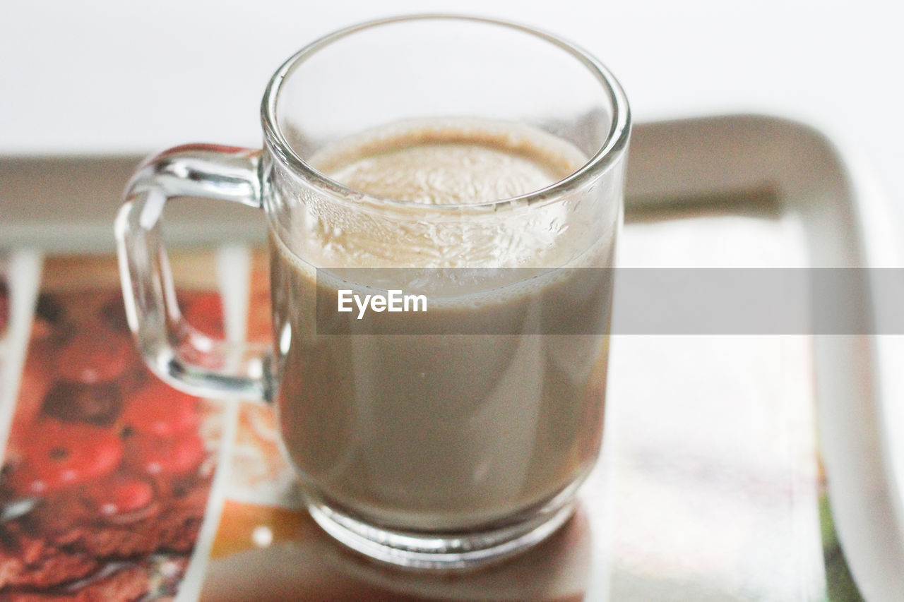 CLOSE-UP OF COFFEE CUP