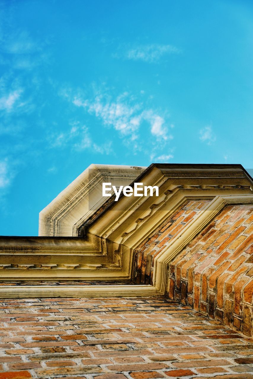 LOW ANGLE VIEW OF BUILDING AGAINST BLUE SKY