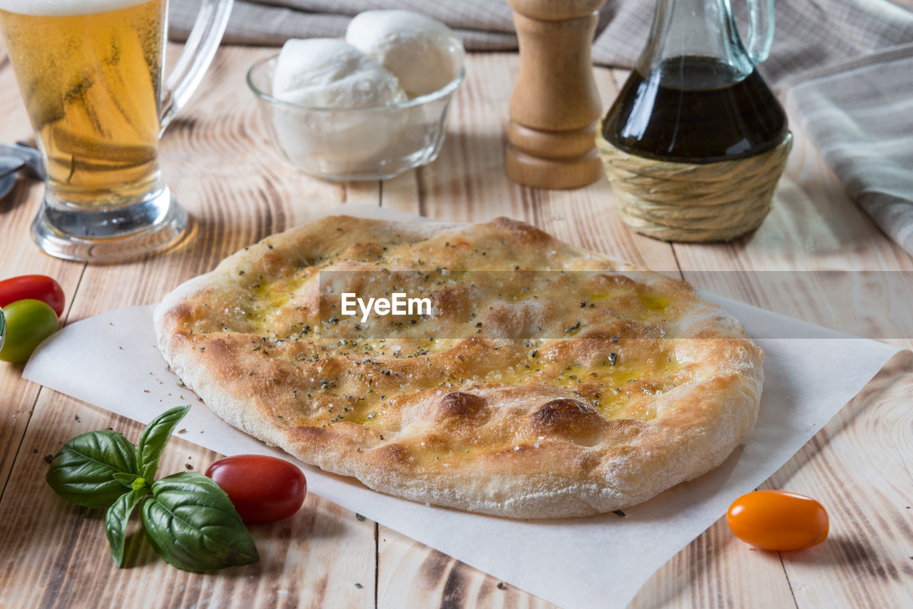 HIGH ANGLE VIEW OF PIZZA ON CUTTING BOARD