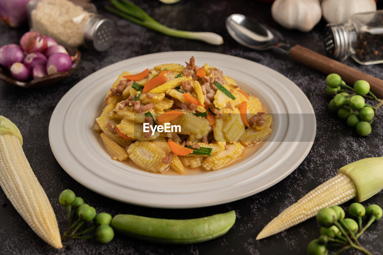 HIGH ANGLE VIEW OF FOOD ON TABLE