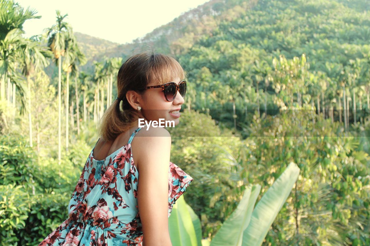 Portrait of young woman in sunglasses