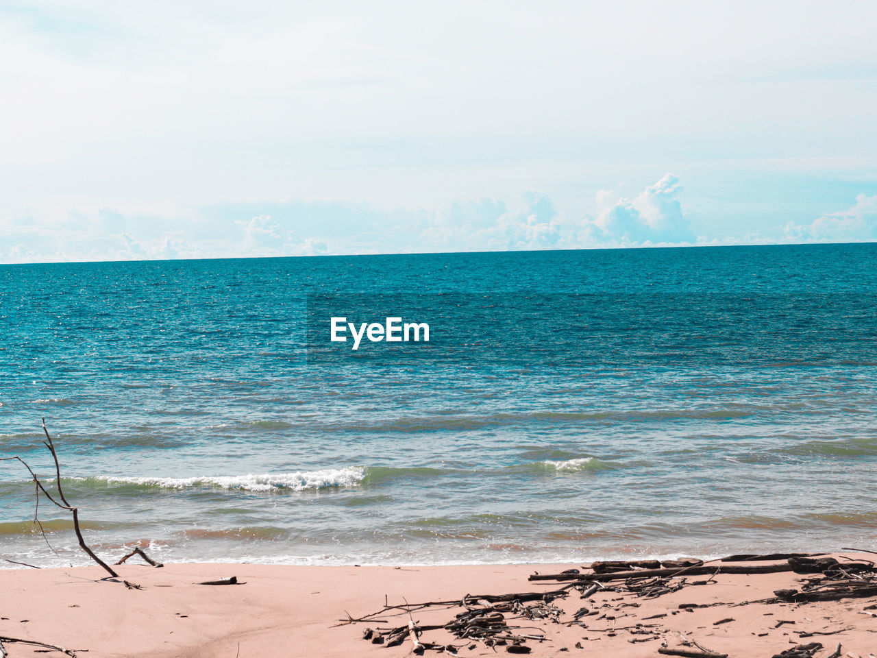 SCENIC VIEW OF SEA SHORE AGAINST SKY
