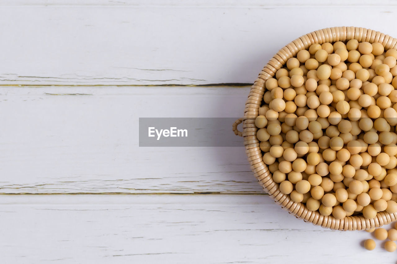 HIGH ANGLE VIEW OF EGGS ON WHITE TABLE