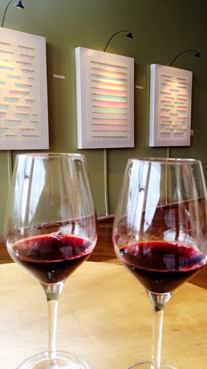 CLOSE-UP OF WINE GLASS ON TABLE