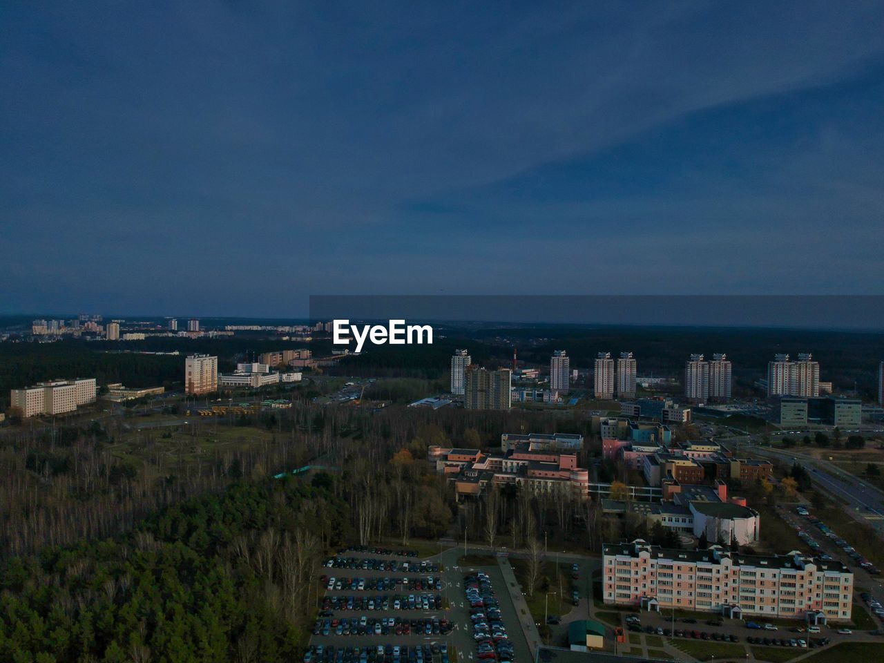 HIGH ANGLE VIEW OF BUILDINGS BY SEA AGAINST SKY