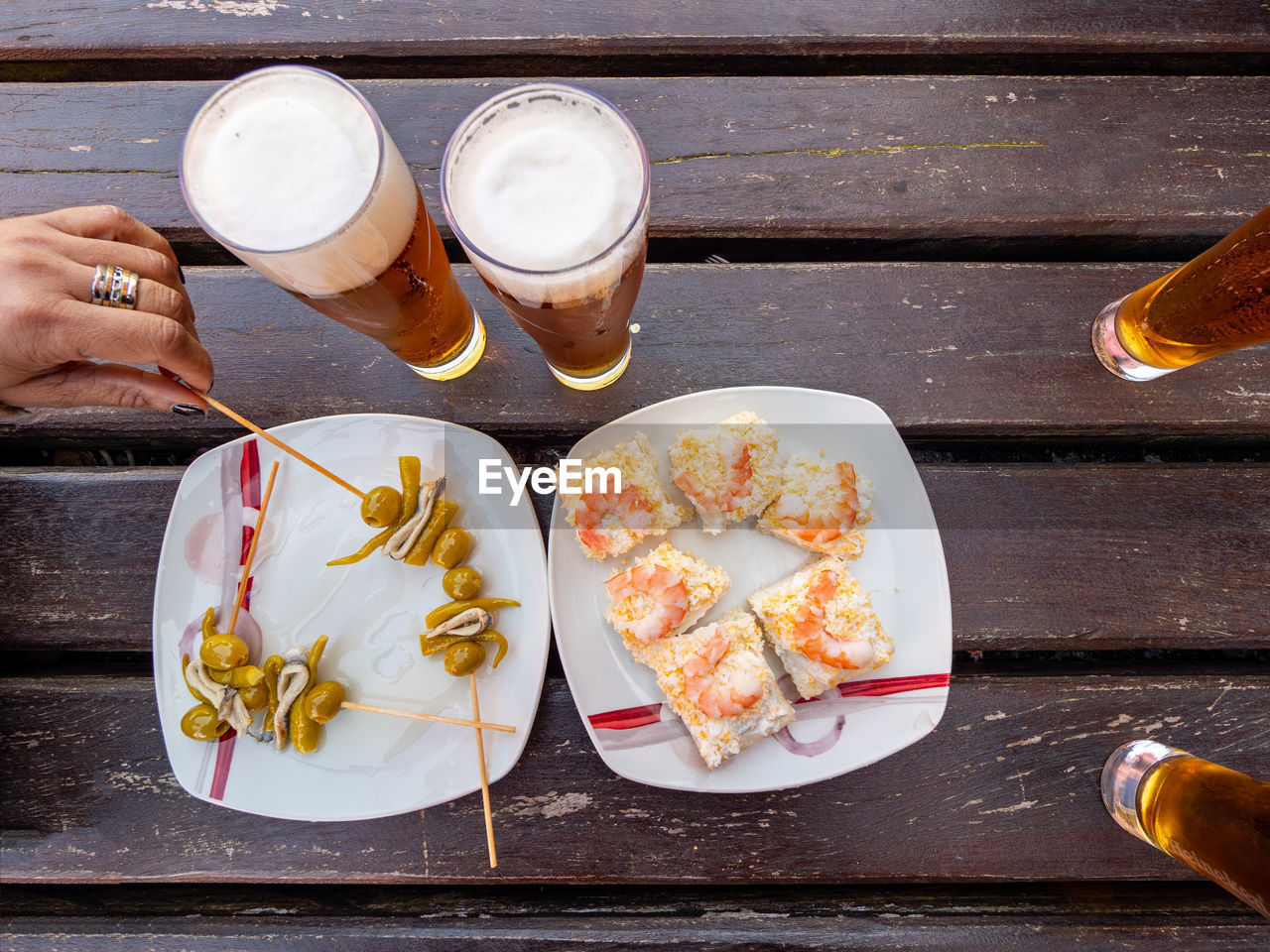 DIRECTLY ABOVE SHOT OF BEER GLASS ON TABLE AGAINST WOODEN FLOOR