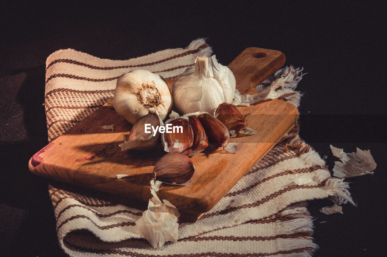 HIGH ANGLE VIEW OF A BREAD ON TABLE