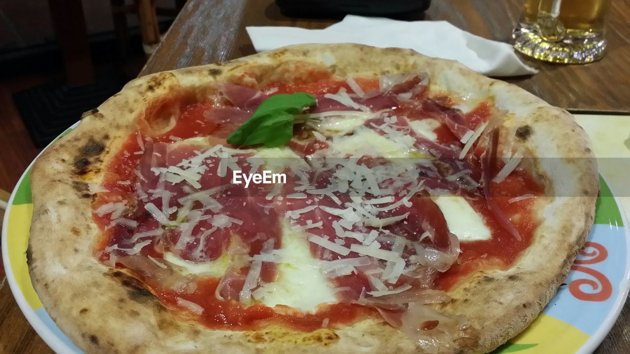 CLOSE-UP OF PIZZA ON TABLE