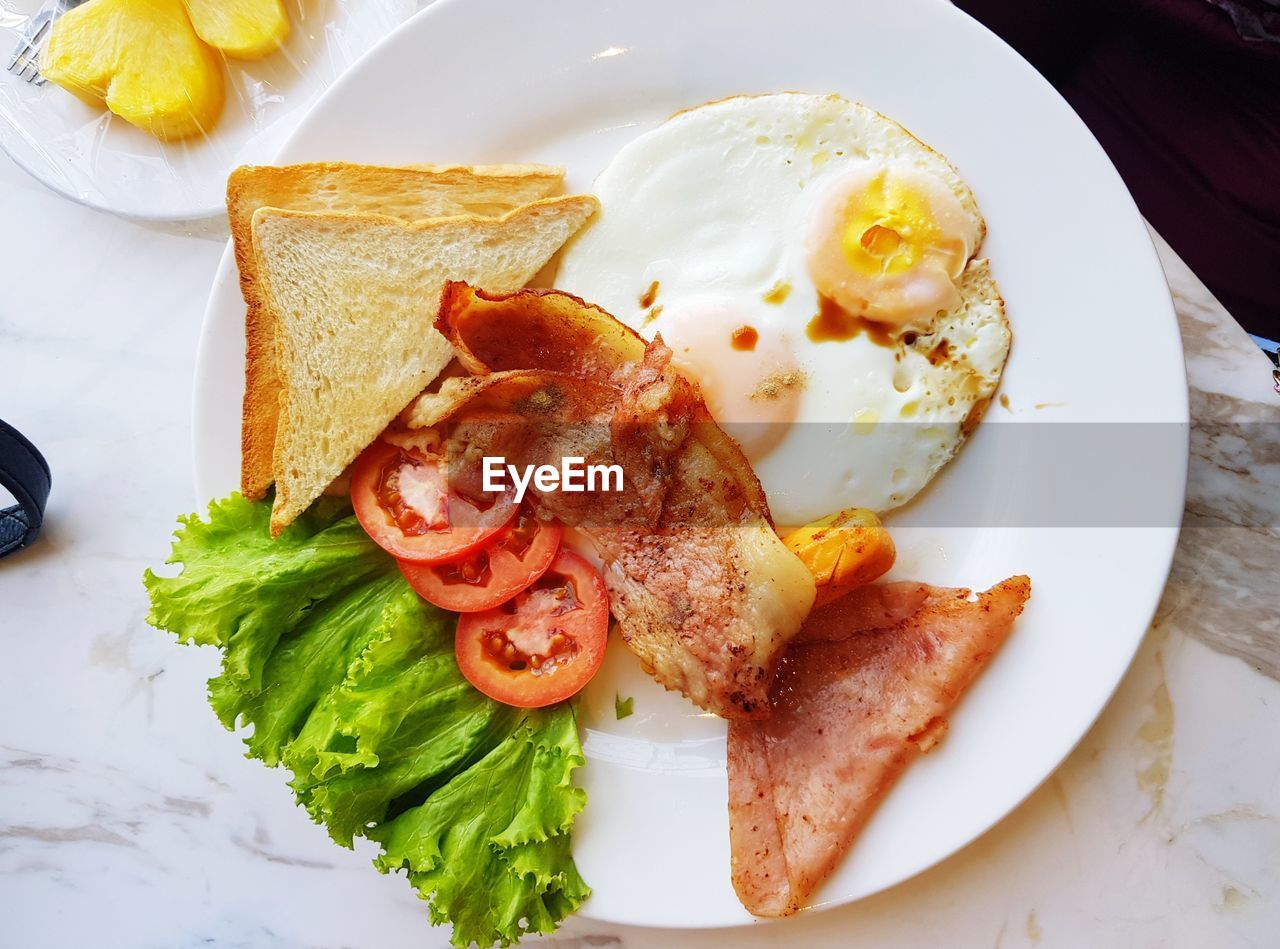 HIGH ANGLE VIEW OF BREAKFAST ON PLATE