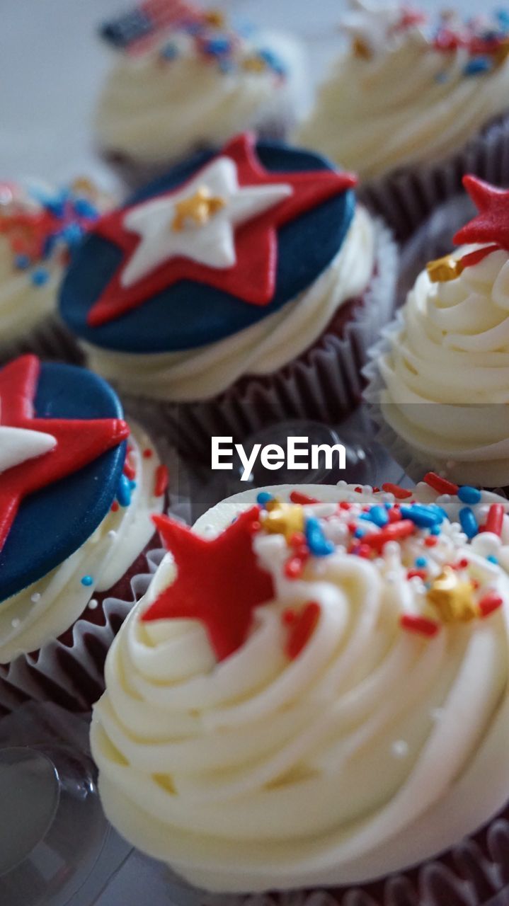 CLOSE-UP OF CAKE ON TABLE