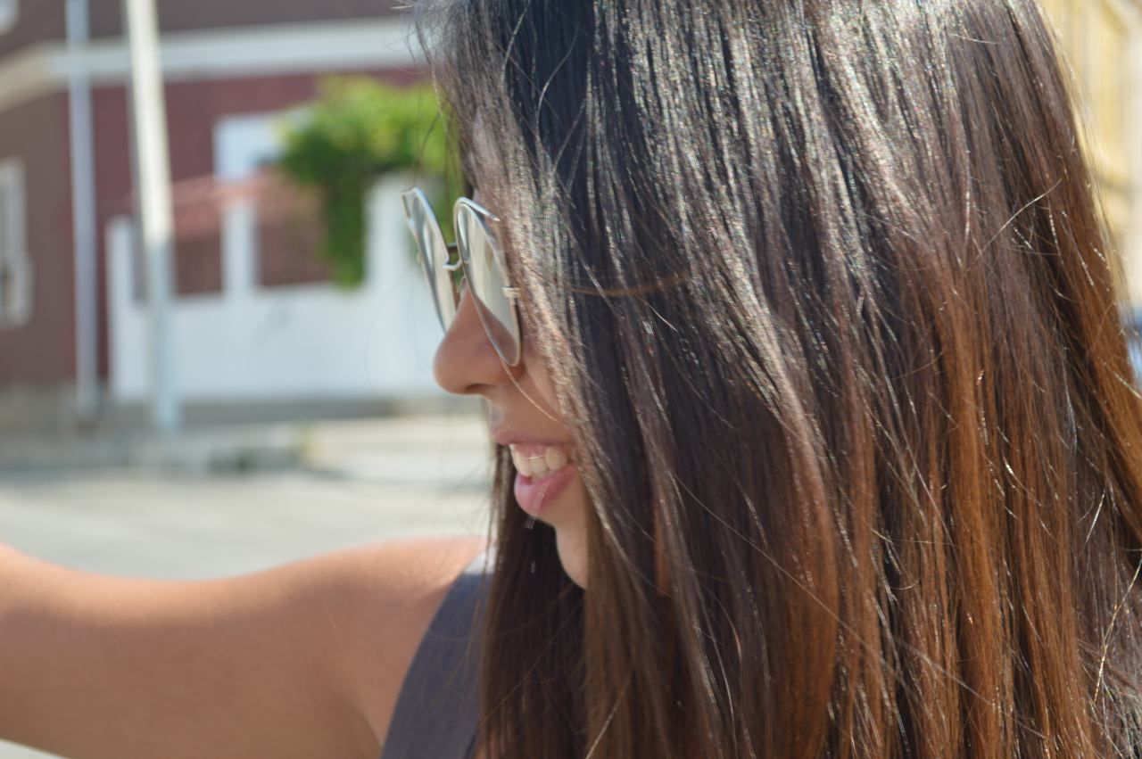 CLOSE-UP OF A YOUNG WOMAN OUTDOORS