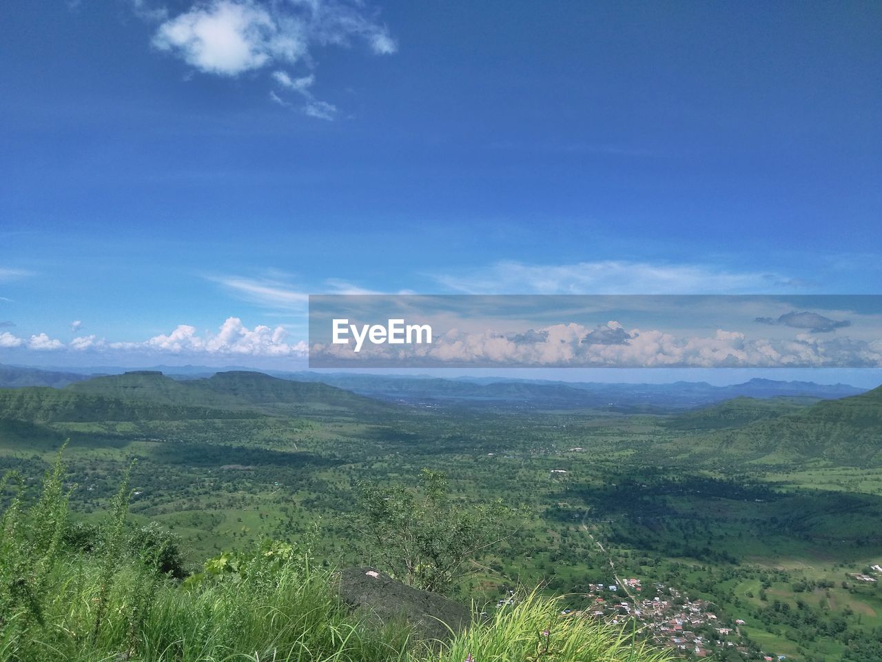 SCENIC VIEW OF LAND AND MOUNTAINS AGAINST SKY