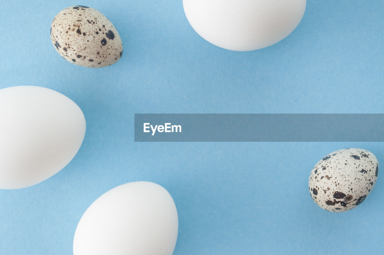 HIGH ANGLE VIEW OF EGGS ON TABLE
