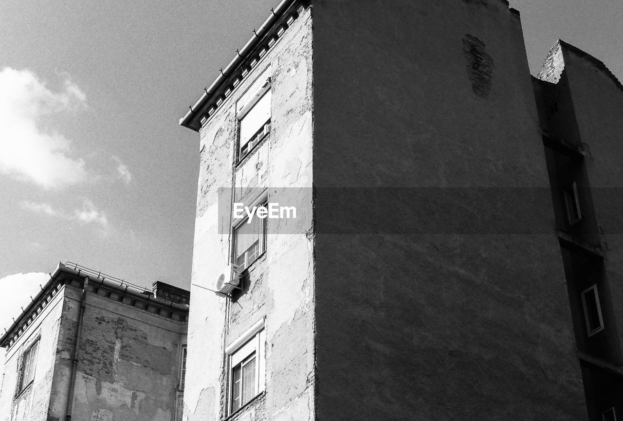 LOW ANGLE VIEW OF BUILDING AGAINST THE SKY