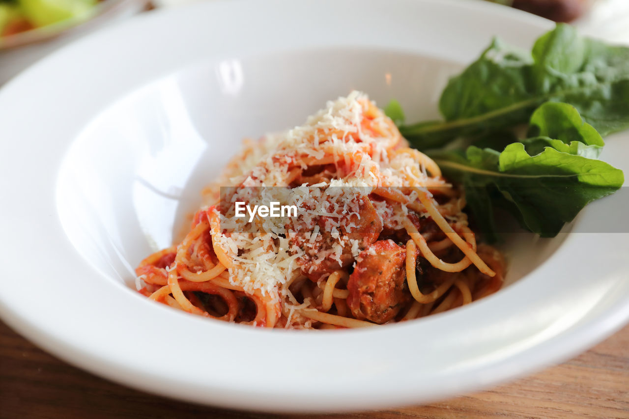 CLOSE-UP OF PASTA IN PLATE