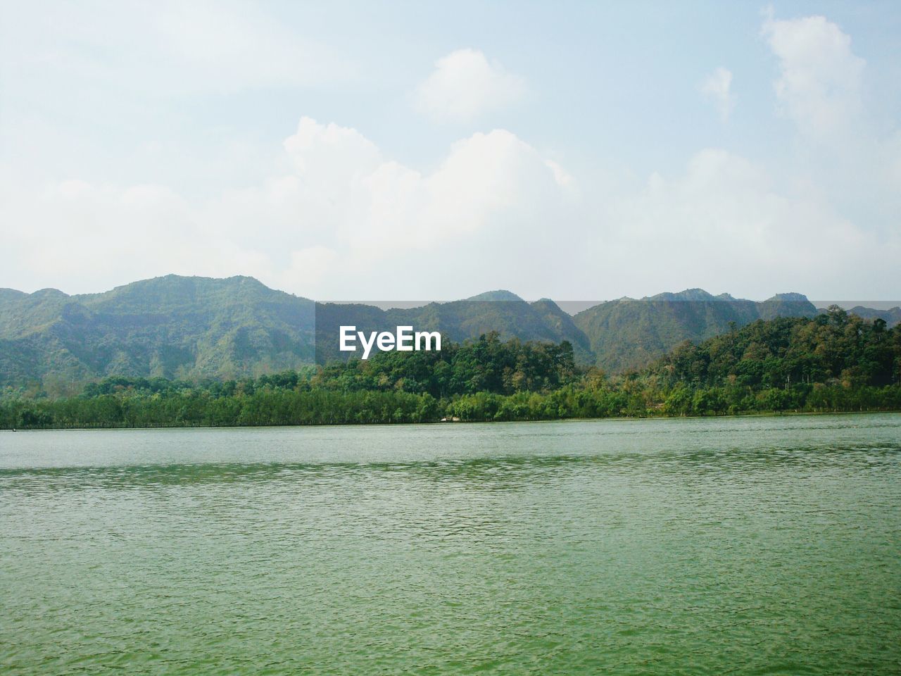 SCENIC VIEW OF LAKE BY MOUNTAIN AGAINST SKY