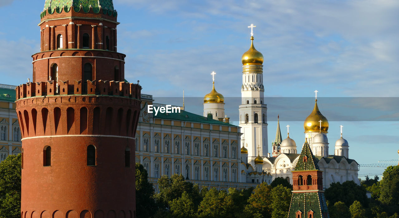 VIEW OF BUILDINGS IN CITY AGAINST SKY