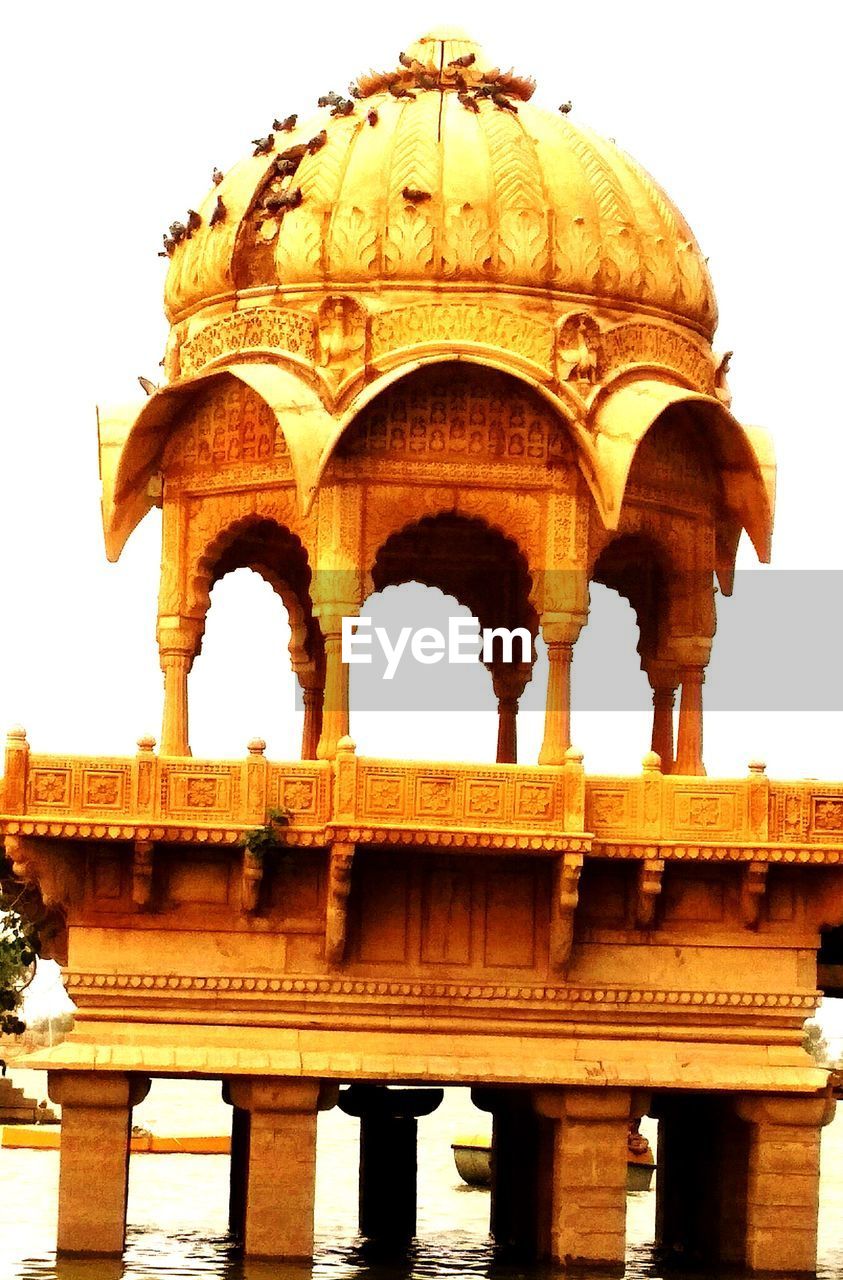 LOW ANGLE VIEW OF HISTORICAL BUILDING AGAINST SKY