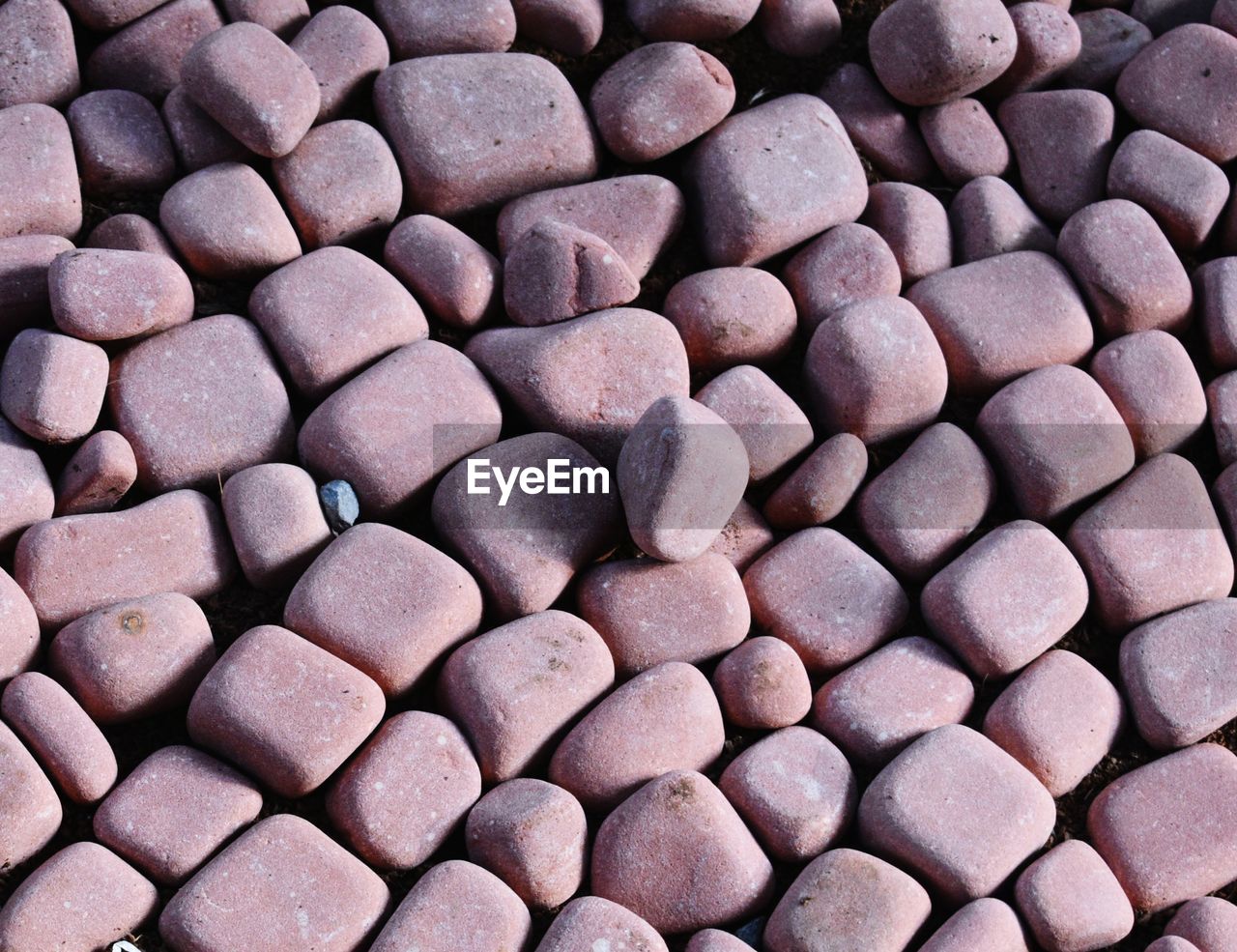 FULL FRAME SHOT OF STONES AND PEBBLES