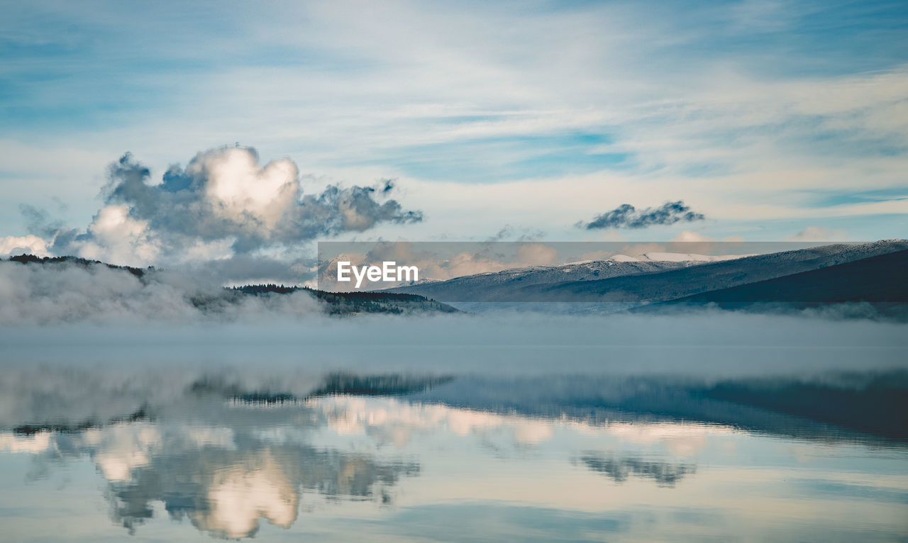 PANORAMIC VIEW OF LAKE AGAINST SKY