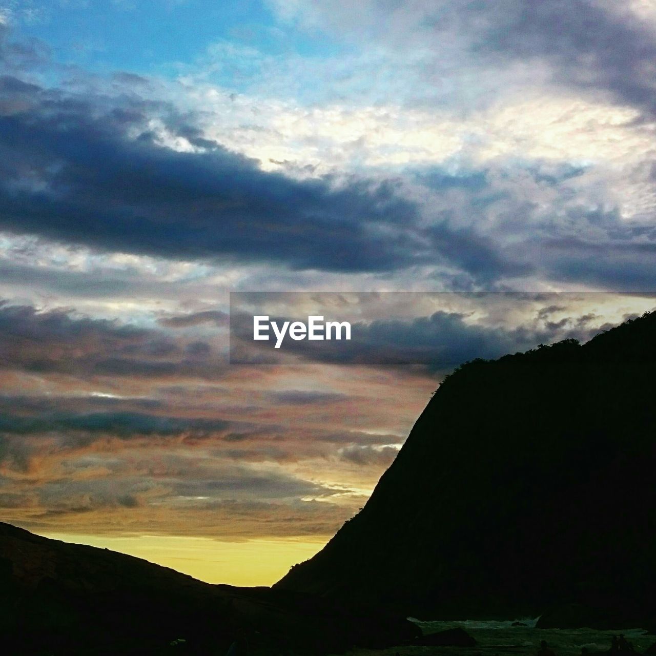 SCENIC VIEW OF DRAMATIC SKY OVER MOUNTAIN